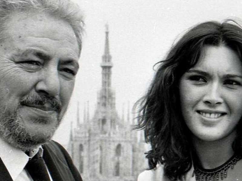 Gianni Brera con Lilli Carati a Milano in un'immagine del 1979