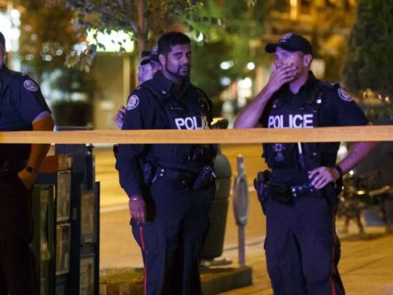 Agenti di polizia a Toronto, lungo Danforth Avenue, dove un uomo di 29 anni ha sparato ferendo tredici persone e uccidendone due (foto LaPresse)
