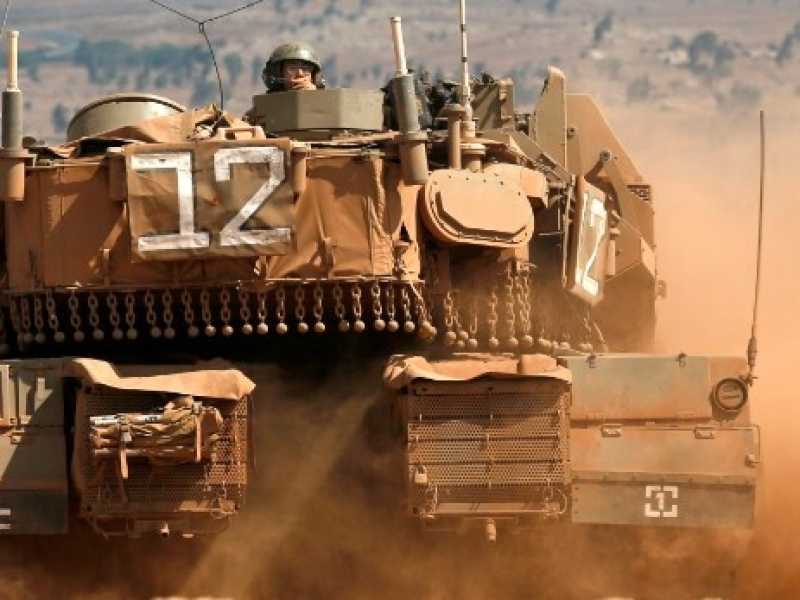 Un carro armato israeliano nel Golan pattuglia sul confine con la Siria. Foto LaPresse