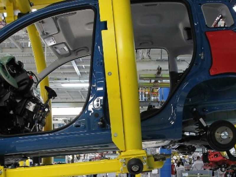 Una Fiat Panda nello stabilimento di Pomigliano d'Arco. Foto LaPresse