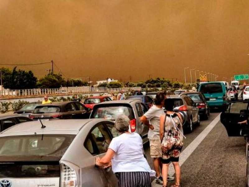 Gli incendi in Grecia e la confusione di Di Maio. Di cosa parlare stasera a cena