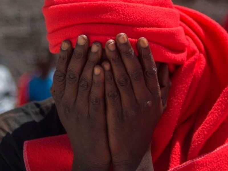 Sbarco di 135 migranti al porto di Tarifa soccorsi dalla guardia costiera spagnola nel Mediterraneo (foto LaPresse)