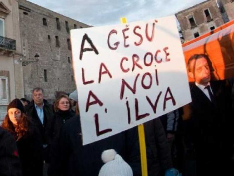 Una protesta anti-Ilva degli ambientalisti (foto LaPresse)