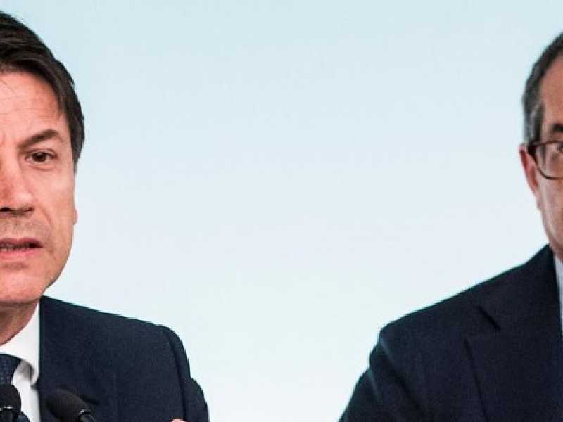 Il premier Giuseppe Conte (a sinistra) e il ministro dell'Economia, Giovanni Tria (foto LaPresse)