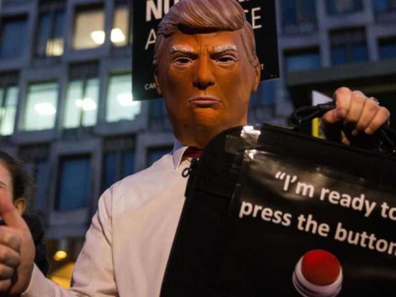 Una manifestazione anti-Trump (foto LaPresse)