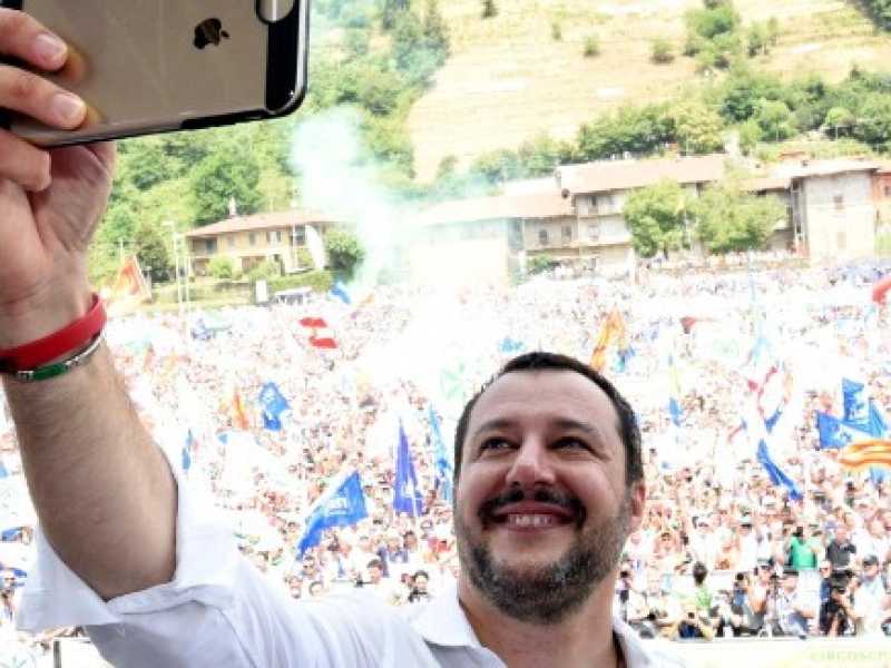 Un selfie di Matteo Salvini con il popolo leghista riunito a Pontida (foto LaPresse)