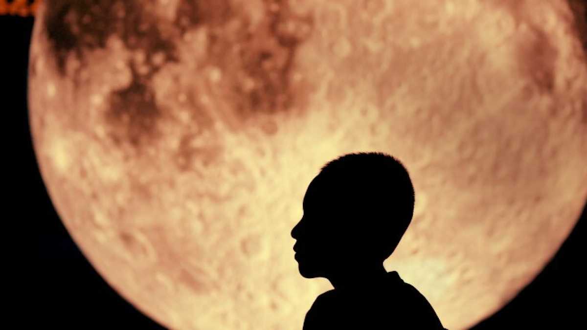 Immagine di In attesa del viaggio su Marte, guardate la luna rossa