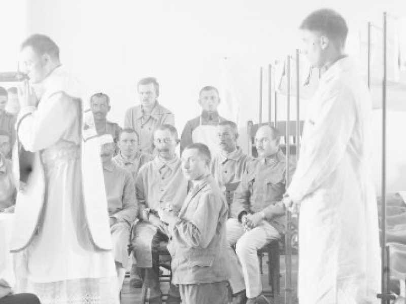 Messa celebrata in ospedale durante la prima guerra mondiale (foto Wikimedia)