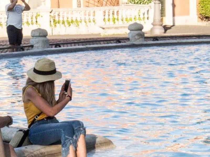 Turisti al Fontanone del Gianicolo (foto LaPresse)