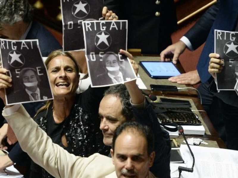 La protesta dei senatori del Pd in Senato contro gli attacchi a Roberto Burioni (foto LaPresse)