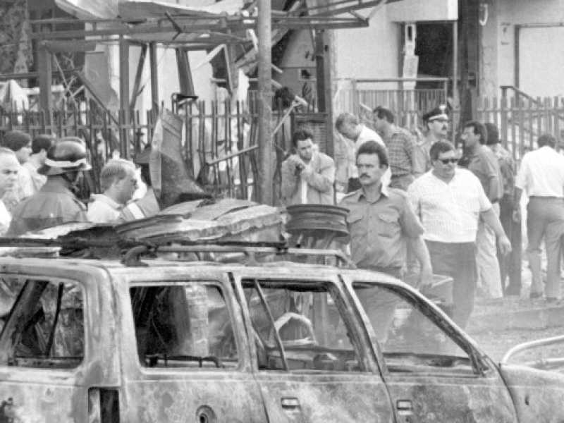 Via d’Amelio, a Palermo, dopo l’attentato al giudice Borsellino. Due sentenze hanno dato una lettura diversa dei motivi che spinsero la mafia a uccidere il magistrato (foto LaPresse)