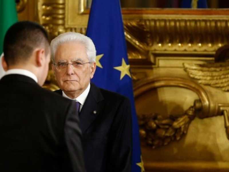 Il presidente della Repubblica Sergio Mattarella con Luigi Di Maio durante il giuramento del governo Conte (foto LaPresse)