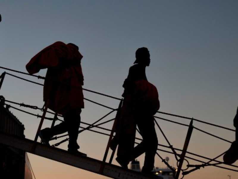 Spagna, un gruppo di migranti arriva al porto di Algeciras (foto LaPresse)