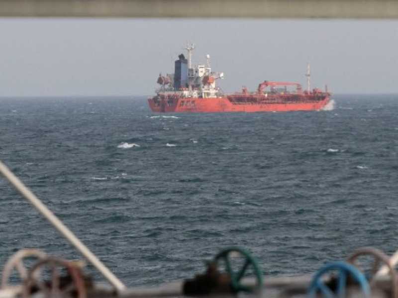 Una petroliera nello Stretto di Hormuz, vicino all'isola di Khark (foto LaPresse)