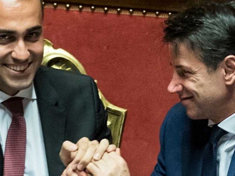 Luigi Di Maio e Giuseppe Conte in Senato dopo l'approvazione del decreto dignit&agrave;. Foto LaPresse