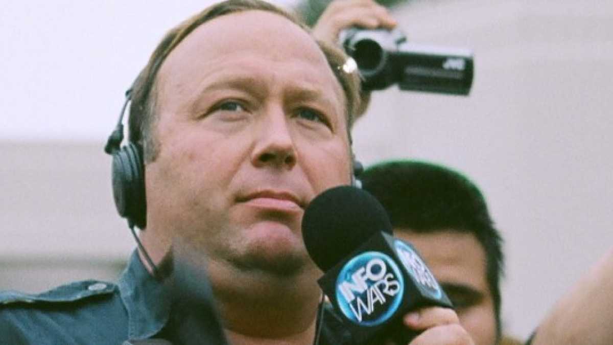 Immagine di Ottime ragioni per bandire Alex Jones dai social, ma il metodo è sbagliato