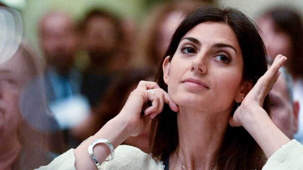 Immagine di Raggi, le vacanze in Corsica e il terribile autunno che l’attende