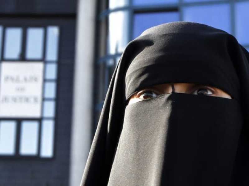 Il Regno Unito ha un guaio con croci e burqa