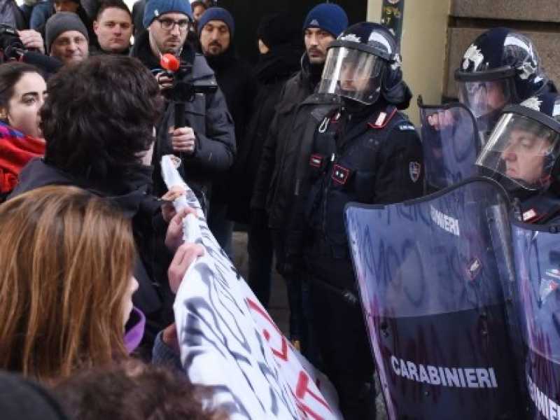 &ldquo;Cosa c&rsquo;&egrave; alla base di questa insoddisfazione, di questo lamento perenne che si trasforma in grido e rigurgito di piazza, che diventa isolazionismo, volont&agrave; di chiudere le frontiere, di decrescere?&rdquo; 