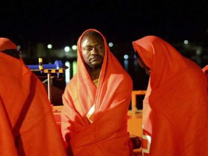Un gruppo di migranti subsahariani arrivano in Spagna (foto LaPresse)