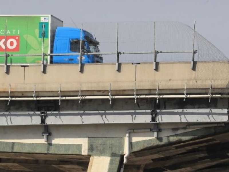 Un camion&nbsp;della Basko, una catena di supermercati, fermo a pochi passi dall&rsquo;orlo dove il Morandi non esiste pi&ugrave; (Foto LaPresse)