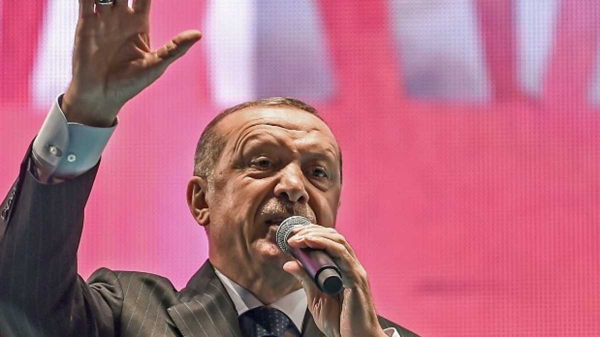 Immagine di Erdogan vuole bandire l’iPhone, ma due anni fa gli ha salvato la vita