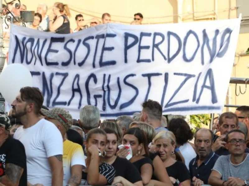 Il funerale dei quattro ragazzi di Torre Del Greco morti a Genova. Foto LaPresse