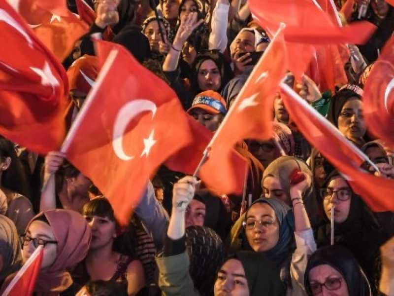 Sostenitori di Erdogan ad Ankara (foto LaPresse)