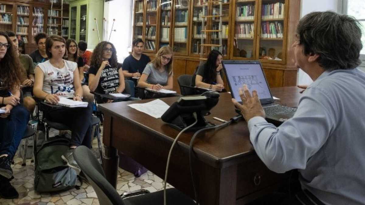Immagine di Dovremmo dare priorità al tema della scuola o a quello degli insegnanti? Parla il prof. Sabino Cassese