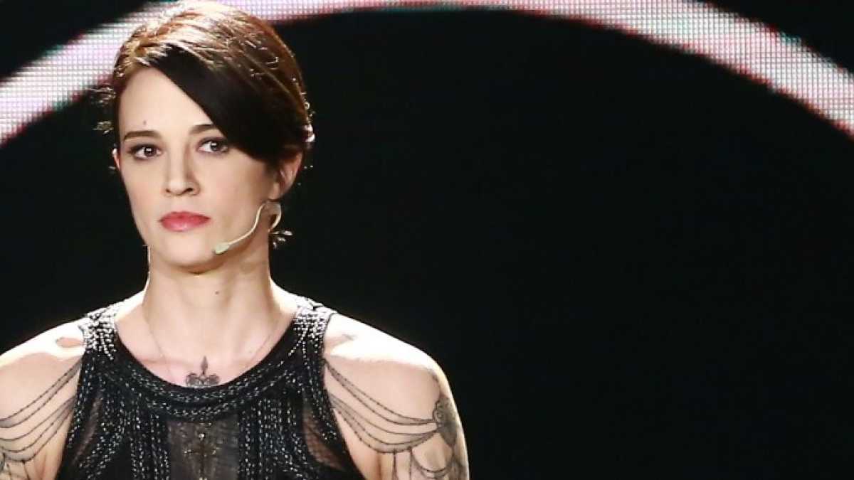 Immagine di Asia Argento ha pagato un attore che l'accusa di molestie