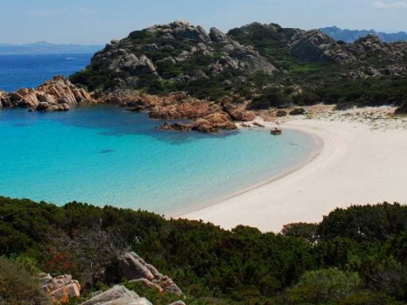 La trasmissione di Rai 3 L'Isola deserta chiede a una serie di ospiti quale libro, film e disco porterebbero su un'isola deserta (Foto Wikipedia)