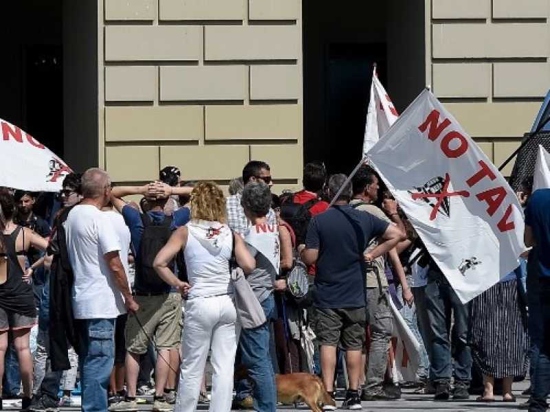 Una manifestazione No Tav sotto la Regione Piemonte a Torino (foto LaPresse)