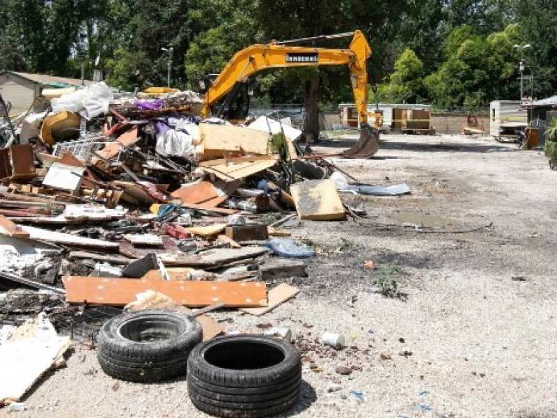 Lo sgombero del campo nomadi Camping River a Roma (Foto LaPresse)