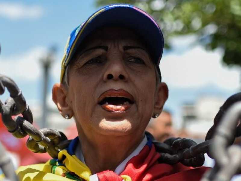 Una manifestante in Venezuela protesta contro il regime Maduro (Foto LaPresse)