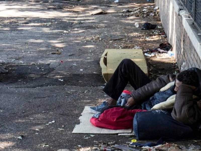 Barboni che dormono di giorno per le strade di Roma (foto LaPresse)