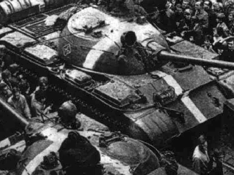 Le truppe del Patto di Varsavia invadono la Cecoslovacchia nell'agosto del 1968 (Foto LaPresse)