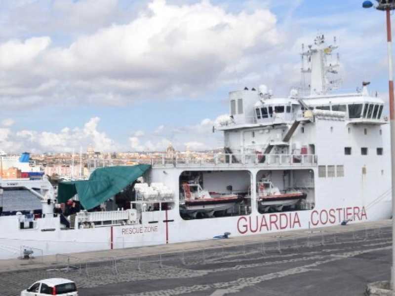 La nave Diciotti attraccata al molo di Catania (foto LaPresse)