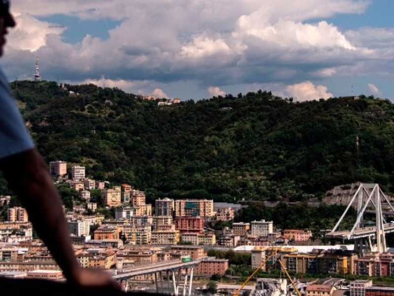 Il Ponte Morandi, visto dal balcone di un'abitazione a Genova (foto LaPresse)