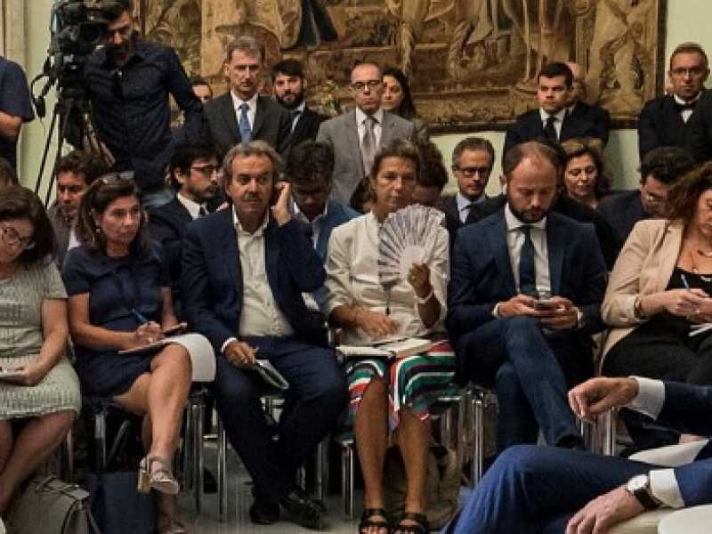 Il premier Giuseppe Conte con i giornalisti a Palazzo Chigi (foto LaPresse)
