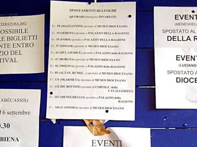 Annunci di eventi e orari affissi a una bacheca durante il Festival della Letteratura di Mantova (Imagoeconomica)