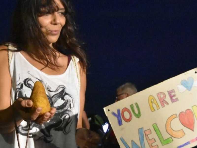 La manifestazione contro Salvini a Catania (foto LaPresse)