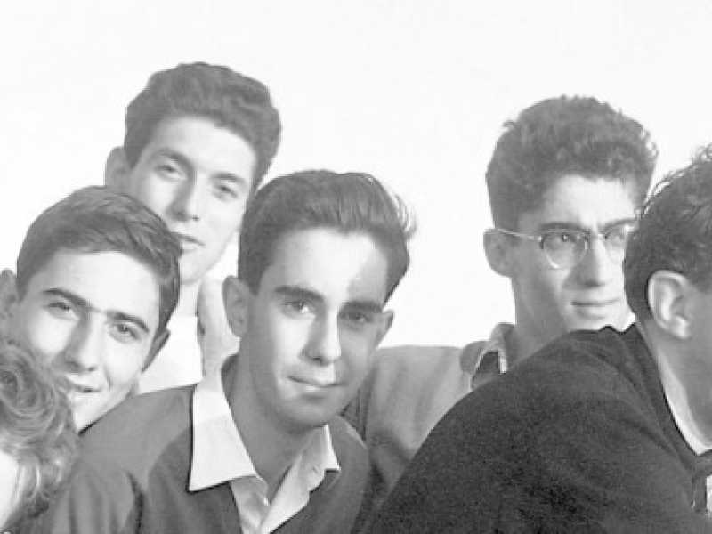 Gita della quinta ginnasio del liceo Berchet al faro di Portofino. Don Luigi Giussani con i suoi studenti (LaPresse)