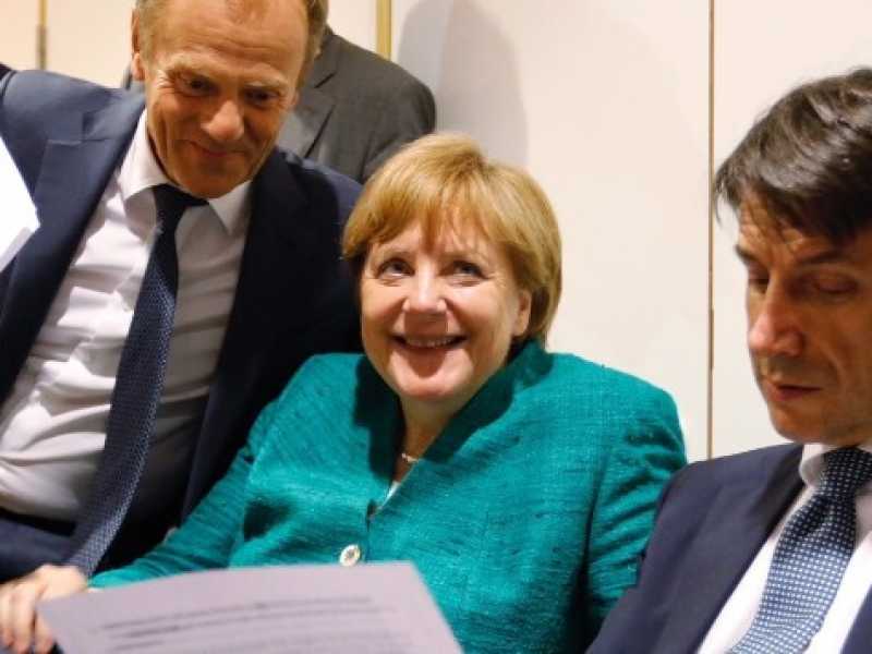 Angela Merkel e Giuseppe Conte con Donald Tusk al Consiglio europeo dello scorso giugno (foto LaPresse)