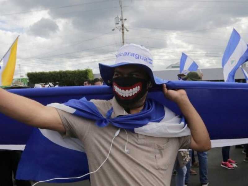 Un manifestante con la bandiera del Nicaragua lo scorso 31 luglio durante una marcia di protesta a Managua (LaPresse)