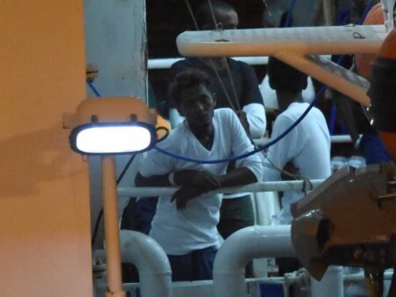 La nave Diciotti ormeggiata nel porto di Catania (foto LaPresse)