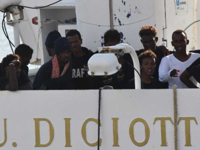 La nave della Guardia costiera Diciotti ormeggiata a Catania con a bordo i migranti (foto LaPresse)