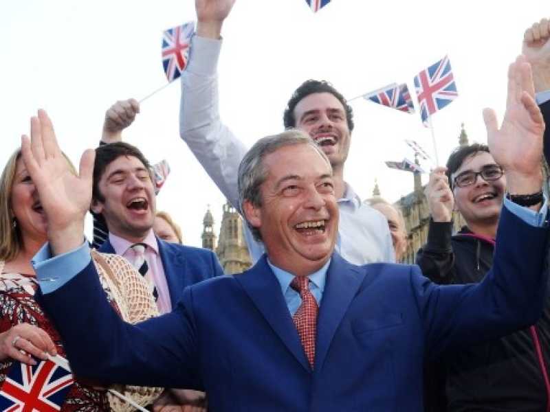 L'ex leader dell'Ukip festeggia dopo la vittoria nel referendum del 2016 (Foto LaPresse)