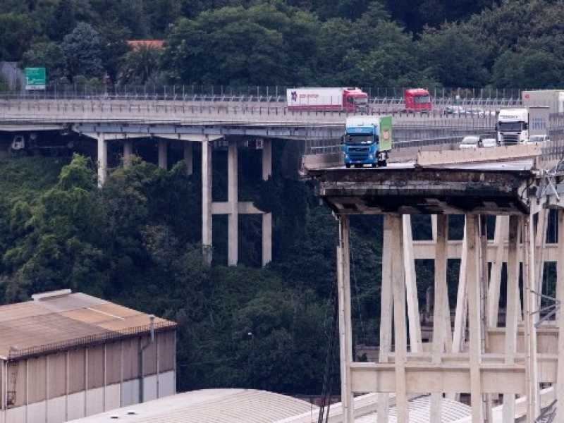 Sono rimasti l&igrave;, nei primissimi giorni dopo il crollo, i camion e le auto che stavano passando sul viadotto Morandi e si sono fermati in tempo, chi a cento metri, chi a un passo dal disastro. LaPresse