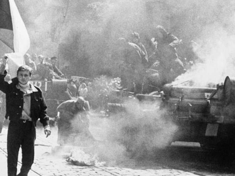 Invasione sovietica della Cecoslovacchia, manifestanti cechi davanti a un carro armato in fiamme a Praga. Foto da "CIA Analysis of the Warsaw Pact Forces: The Importance of Clandestine Reporting"