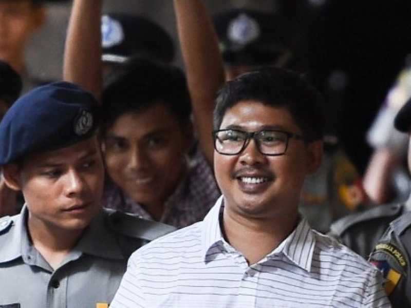 Wa Lone e, dietro, Kyaw Soe Oo vengono condotti in aula per il processo (foto LaPresse)